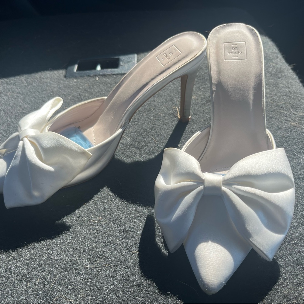 Small heels with bows